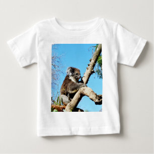 古い松の木にコアラ・ベアー。 ベビーTシャツ