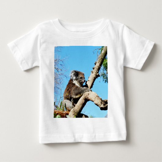 古い松の木にコアラ・ベアー。 ベビーTシャツ (正面)