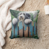 古い柵の上を覗いている髭のあるコリー クッション (ブランケット)