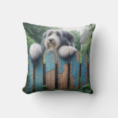 古い柵の上を覗いている髭のあるコリー クッション (正面)