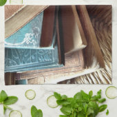 古い椅子に本が山積みになっている キッチンタオル (折り畳み)