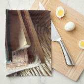 古い椅子に本が山積みになっている キッチンタオル (四つ折り)