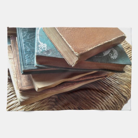 古い椅子に本が山積みになっている キッチンタオル (横)