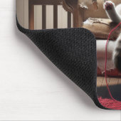 古い椅子に猫の編み物 マウスパッド (コーナー)