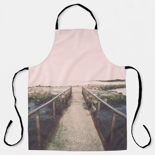 古い橋は、海港の近くに錆びた金属レールを持つ。V エプロン (正面)