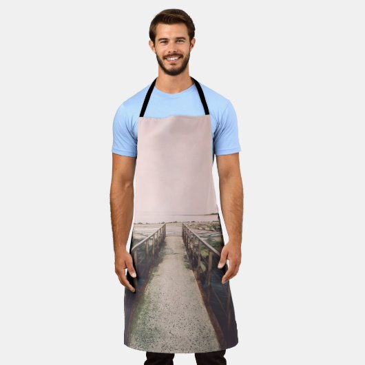 古い橋は、海港の近くに錆びた金属レールを持つ。V エプロン (着用した状態)