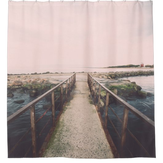 古い橋は、海港の近くに錆びた金属レールを持つ。V シャワーカーテン (正面)