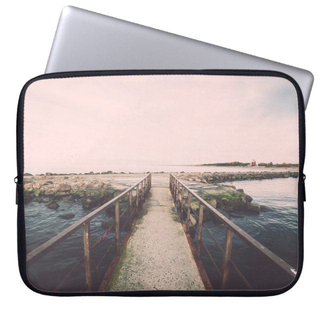 古い橋は、海港の近くに錆びた金属レールを持つ。V ラップトップスリーブ (正面)