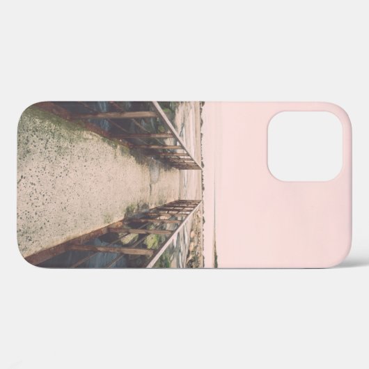 古い橋は、海港の近くに錆びた金属レールを持つ。V Case-Mate iPhoneケース (裏面 (横))