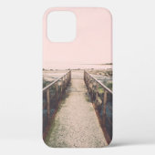 古い橋は、海港の近くに錆びた金属レールを持つ。V Case-Mate iPhoneケース (裏面)