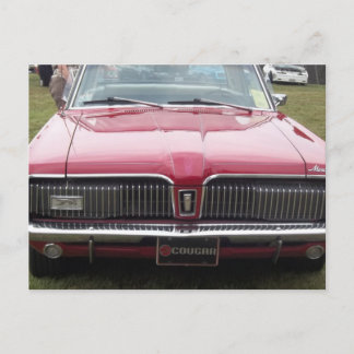 古い水星のクーガーの赤くクラシックなクラシックカー ポストカード