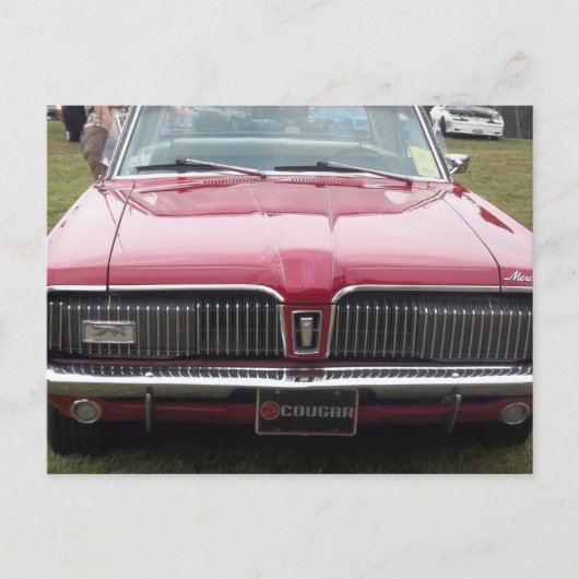 古い水星のクーガーの赤くクラシックなクラシックカー ポストカード (正面)