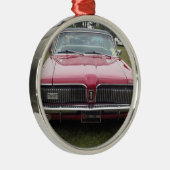 古い水星のクーガーの赤くクラシックなクラシックカー メタルオーナメント (右)