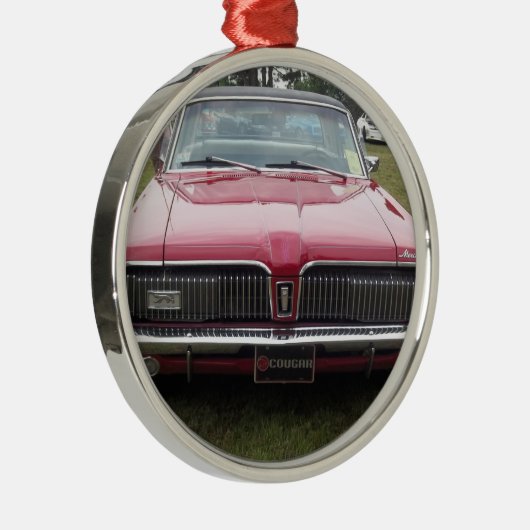 古い水星のクーガーの赤くクラシックなクラシックカー メタルオーナメント (右)