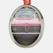 古い水星のクーガーの赤くクラシックなクラシックカー メタルオーナメント (左)