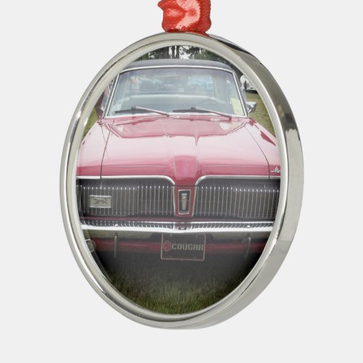古い水星のクーガーの赤くクラシックなクラシックカー メタルオーナメント (左)