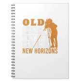 古い測量士が三脚グランドサーベイ死ぬことはない ノートブック (正面)