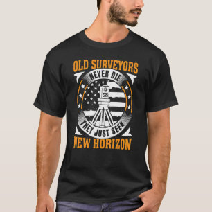 古い測量士は決してアメリカのフラグ監視車を死なない Tシャツ