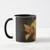 古い灰色のキャンバスの背景に黄色のアジアのユリ マグカップ (左)