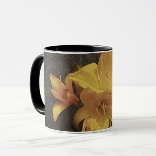 古い灰色のキャンバスの背景に黄色のアジアのユリ マグカップ (正面左)
