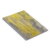 古い灰色のコンクリートの壁の剥離の黄色絵を描。 ノートブック (右側)