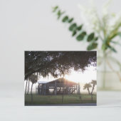 古い牧場の建物木の下に男の像と ポストカード (スタンド正面)