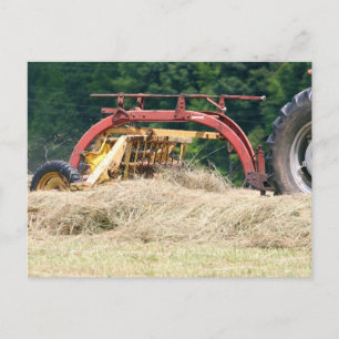 古い牽引式のレーキを使った干し草刈り ポストカード