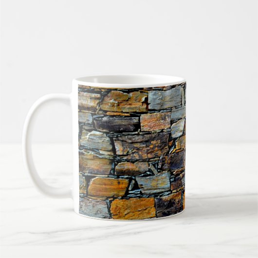 古い石wのクローズアップ詳細伝統的ビュー コーヒーマグカップ (左)