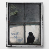 古い窓の外でカラスを鳴らす フォトプラーク (正面)