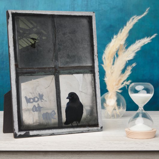古い窓の外でカラスを鳴らす フォトプラーク (側面)