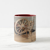 古い糸車 ツートーンマグカップ (中央)