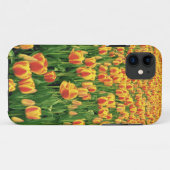 古い納屋の前の春のチューリップ Case-Mate iPhoneケース (裏面(横))