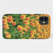 古い納屋の前の春のチューリップ Case-Mate iPhoneケース (裏面(横))