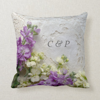 古い紐の上に紫と白の花 クッション