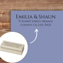 古い素朴学校の木材のスタンプにアドレス