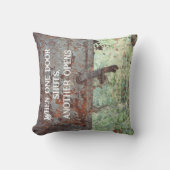 古い絵を描錆び戸 クッション (正面)