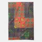 古い緑とサンゴから茶色の万華鏡のように千変万化するパターンモザイク キッチンタオル (縦)