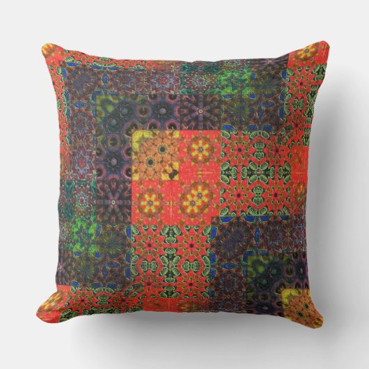 古い緑とサンゴから茶色の万華鏡のように千変万化するパターンモザイク クッション (正面)