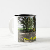 古い緑のトラクターのコーヒー・マグ ツートーンマグカップ (正面左)