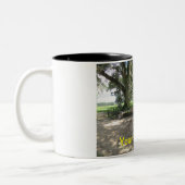 古い緑のトラクターのコーヒー・マグ ツートーンマグカップ (左)