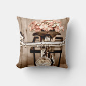 古い自転車と花ぼやけがバックグラウンドで クッション (正面)