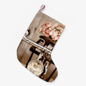 古い自転車と花ぼやけがバックグラウンドで スモールクリスマスストッキング (正面 (吊り時))