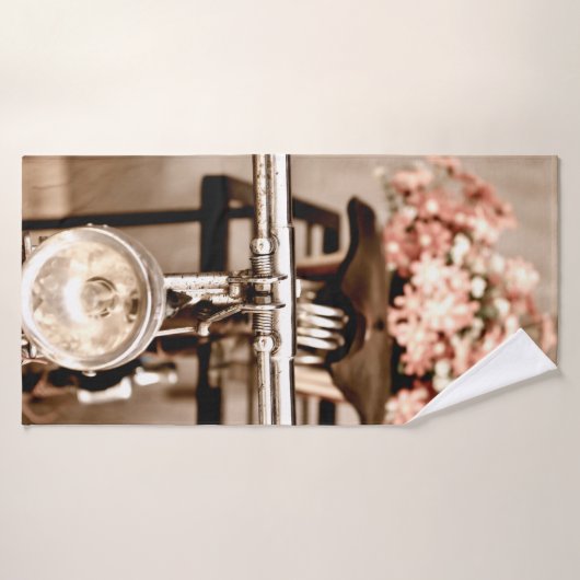 古い自転車と花ぼやけがバックグラウンドで バスタオル (バスタオル)