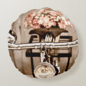 古い自転車と花ぼやけがバックグラウンドで ラウンドクッション (裏面)