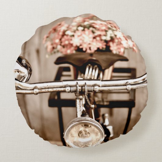 古い自転車と花ぼやけがバックグラウンドで ラウンドクッション (裏面)