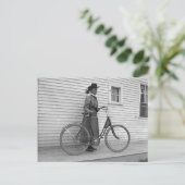 古い自転車の女性1898ヴィンテージB&W写真 ポストカード (スタンド正面)