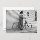 古い自転車の女性1898ヴィンテージB&W写真 ポストカード (正面/裏面)