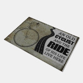 古い自転車乗りと彼の人生の乗り物 ドアマット (アングル)