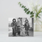 古い自転車1855のヴィンテージB&W写真を持つ子供 ポストカード (スタンド正面)