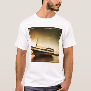 古い船 バリ島、インドネシアの体 Tシャツ